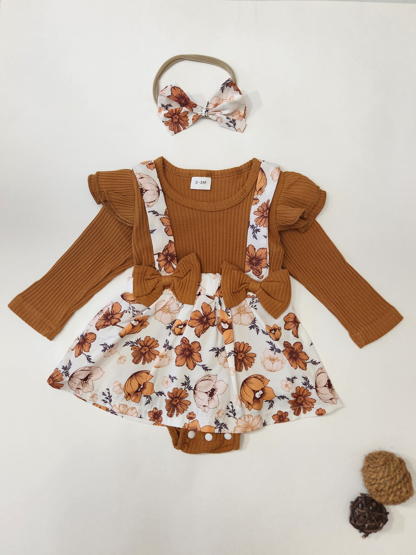 2pcs Ribbed Floral Splicing Ruffle Long sleeve Baby Set  - Coffee